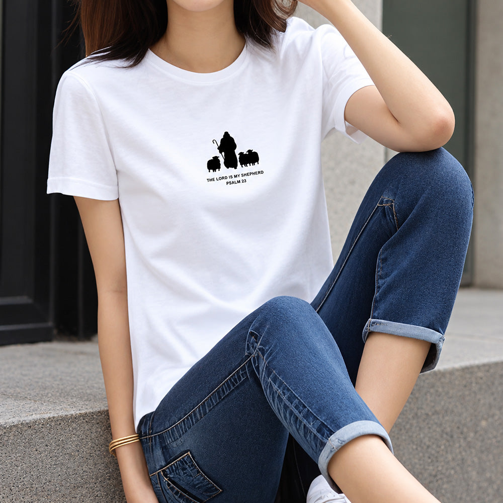 耶和華是我的牧者時尚T-shirt白色款胸前圖案細節，印有牧羊人、羊群與THE LORD IS MY SHEPHERD PSALM 23文字