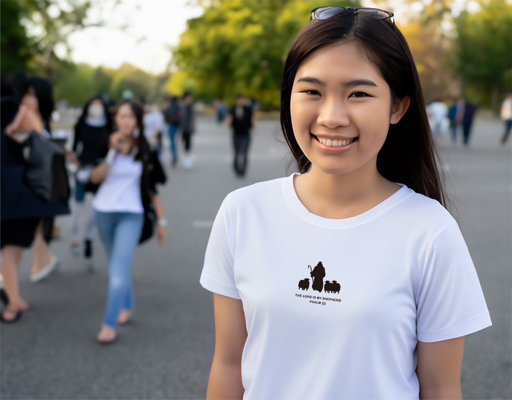 耶和華是我的牧者時尚T-shirt白色款穿搭情境，女性模特戶外穿著展示