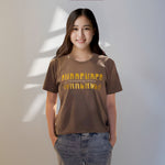 全然降服棕色短T商品展示，女性模特穿著棕色款，胸前印有SURRENDER與I SURRENDER ALL TO JESUS文字